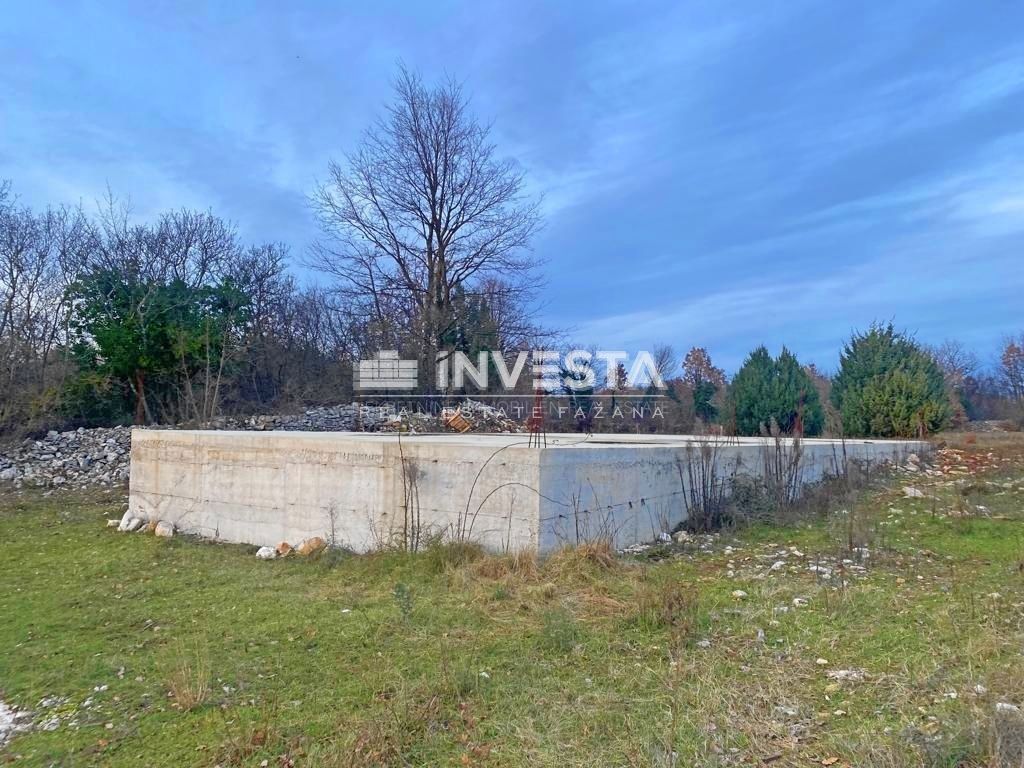Juršići, zemljišče 20.000 m2 s projektom, pričetek gradnje