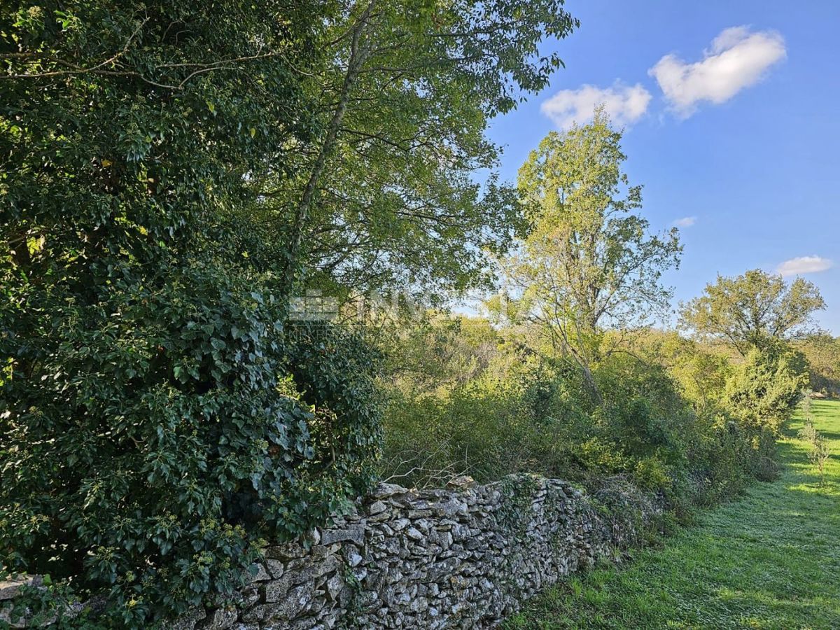 Rakalj, Kmetijsko Zemljišče V Bližini Urbaniziranega Območja