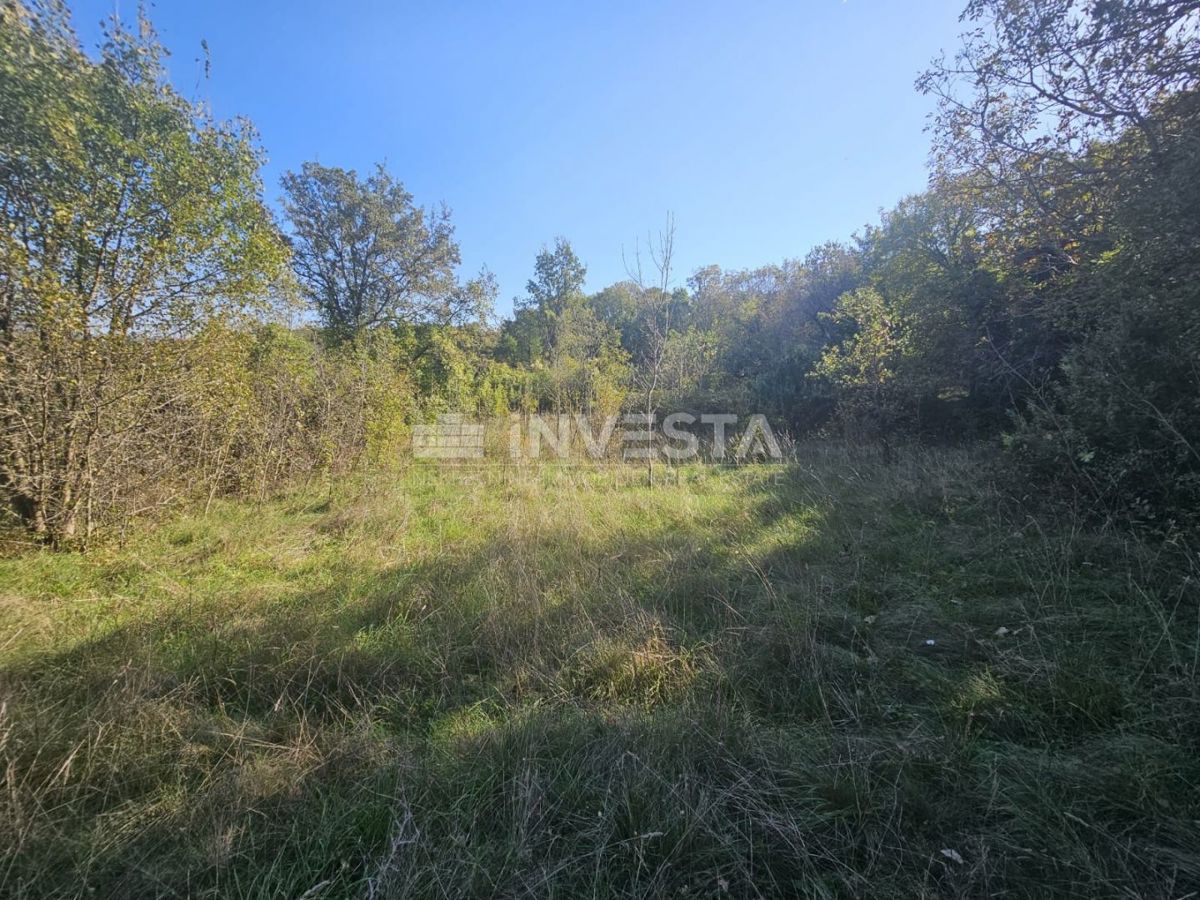 Rakalj, Kmetijsko Zemljišče V Bližini Urbaniziranega Območja