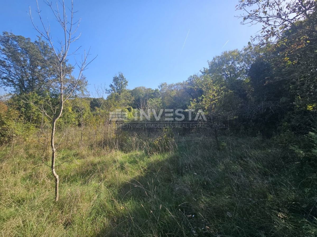 Rakalj, Kmetijsko Zemljišče V Bližini Urbaniziranega Območja