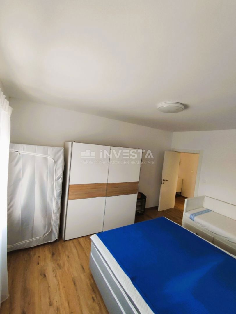 Prostorno stanovanje z vrtom, 300 m od centra Fažane