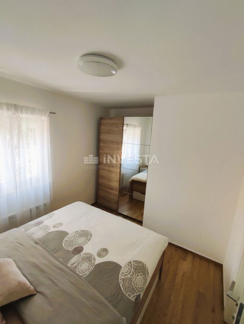 Prostorno stanovanje z vrtom, 300 m od centra Fažane