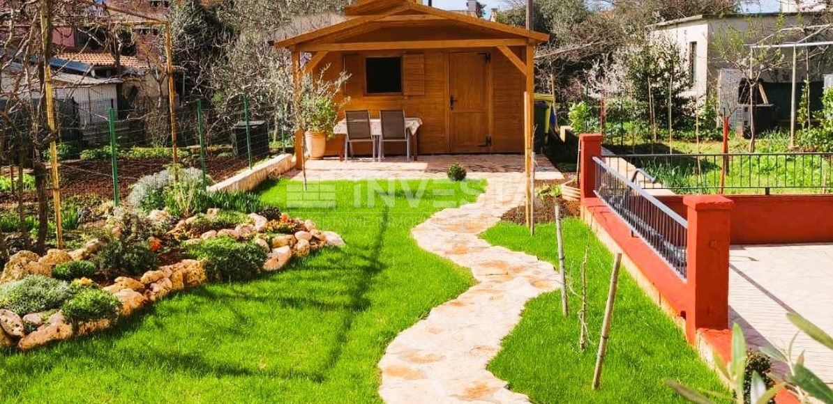 Prostorno stanovanje z vrtom, 300 m od centra Fažane