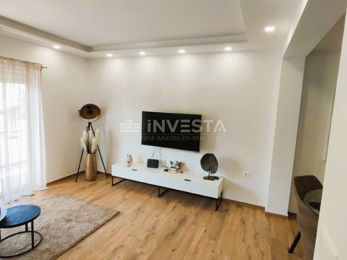 Prostorno stanovanje z vrtom, 300 m od centra Fažane