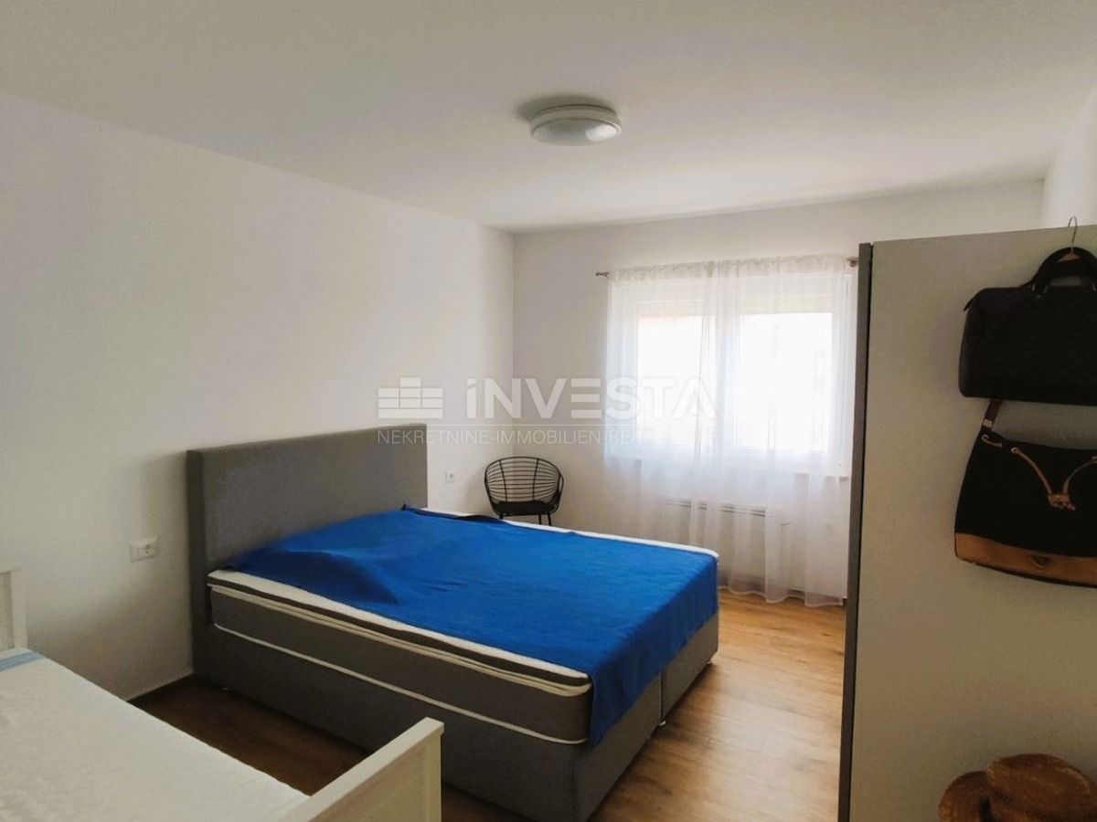 Prostorno stanovanje z vrtom, 300 m od centra Fažane
