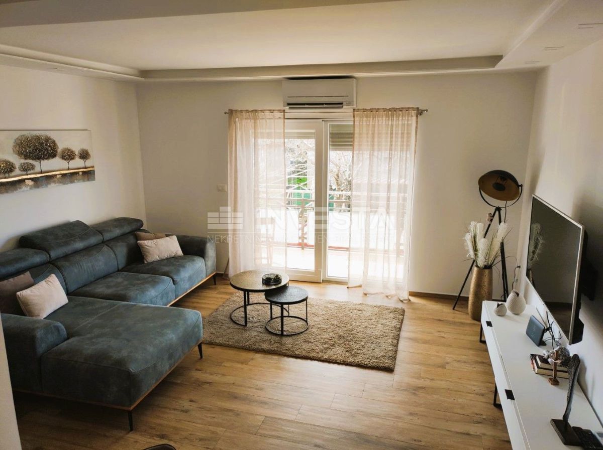 Prostorno stanovanje z vrtom, 300 m od centra Fažane