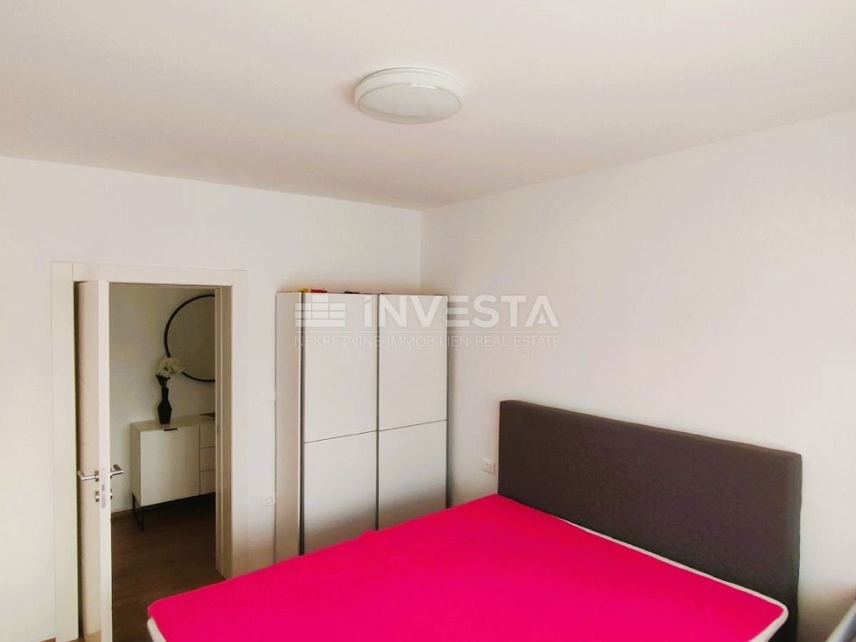 Prostorno stanovanje z vrtom, 300 m od centra Fažane