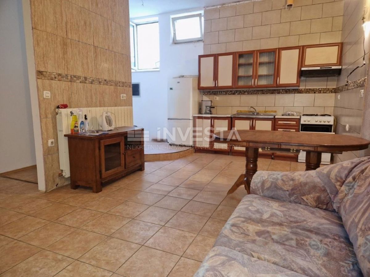 Pula, Gregovica, ugoden apartma v kleti blizu centra mesta