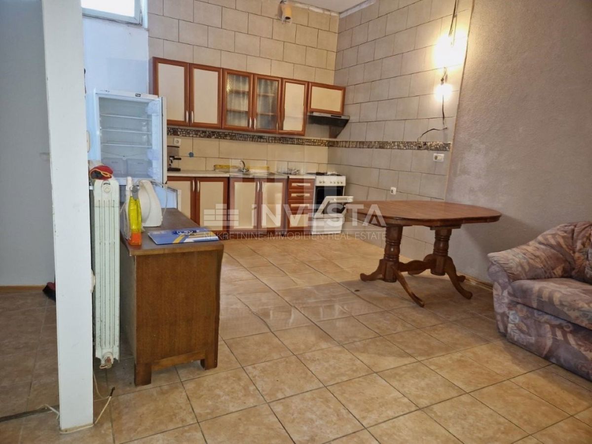 Pula, Gregovica, ugoden apartma v kleti blizu centra mesta