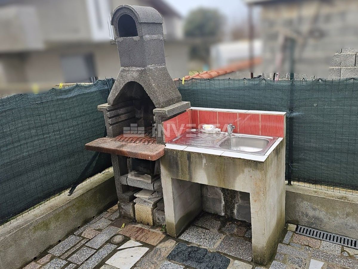 Peroj – Zgornje nadstropje počitniške hiše z dvoriščem, blizu morja