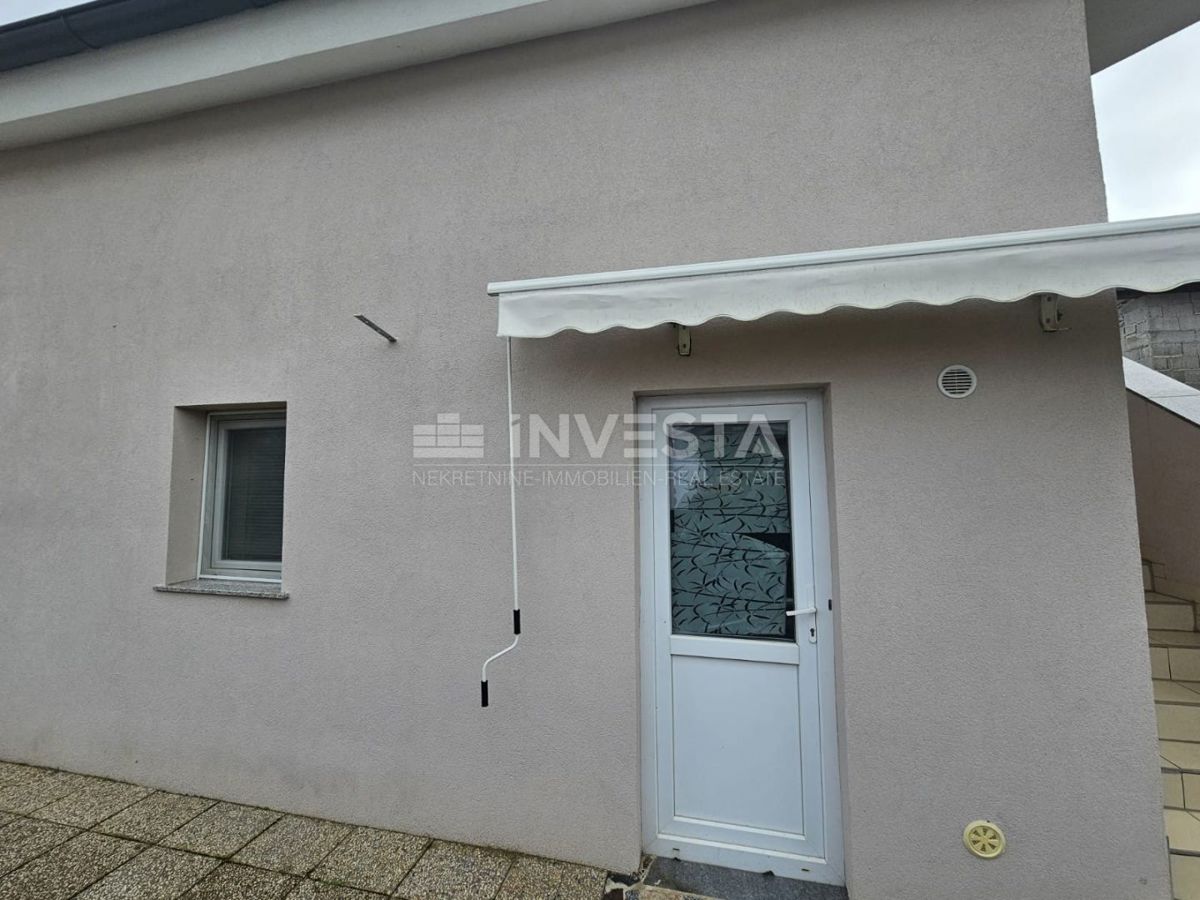 Peroj – Zgornje nadstropje počitniške hiše z dvoriščem, blizu morja