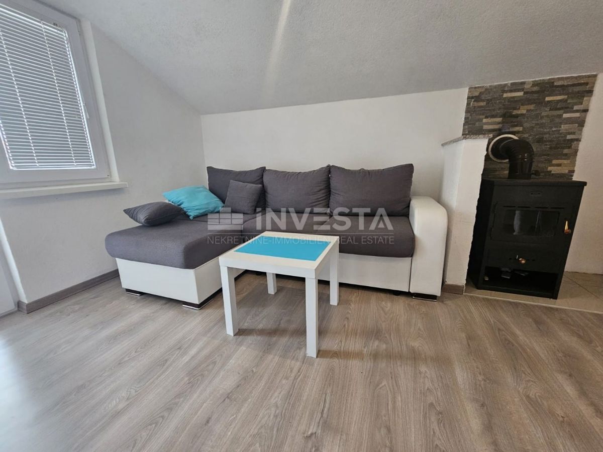 Peroj – Zgornje nadstropje počitniške hiše z dvoriščem, blizu morja