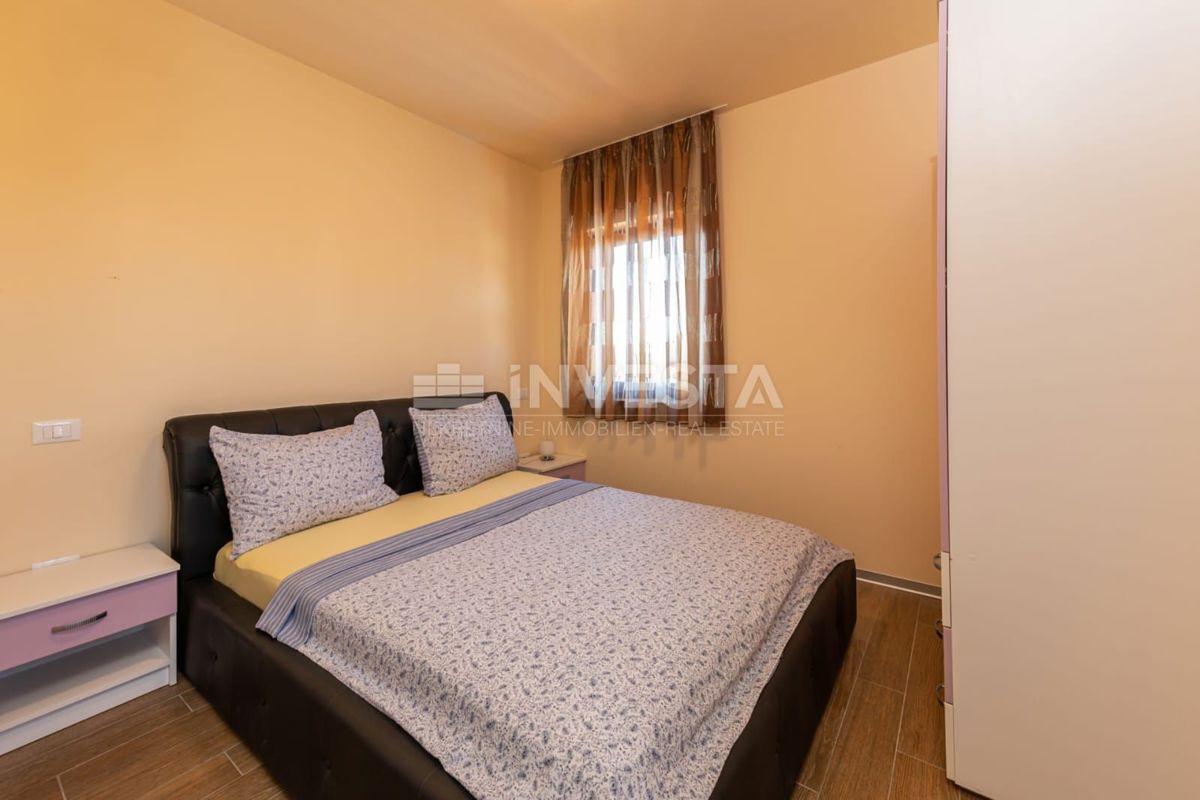 Apartma s 3 spalnicami, parkiriščem in teraso, 200 m od morja.