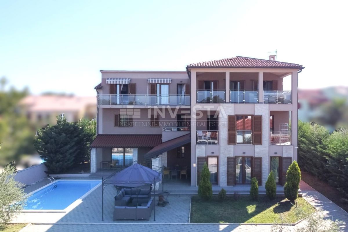 Apartma s 3 spalnicami, parkiriščem in teraso, 200 m od morja.
