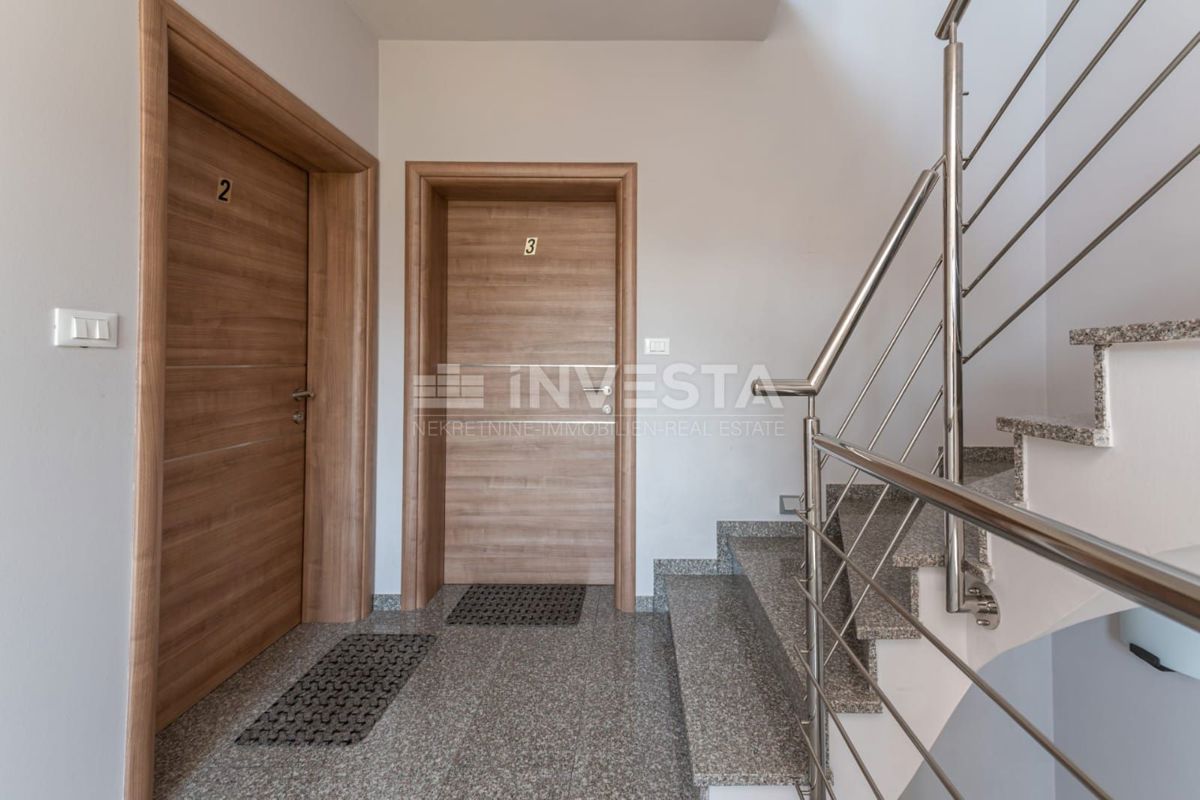 Apartma s 3 spalnicami, parkiriščem in teraso, 200 m od morja.