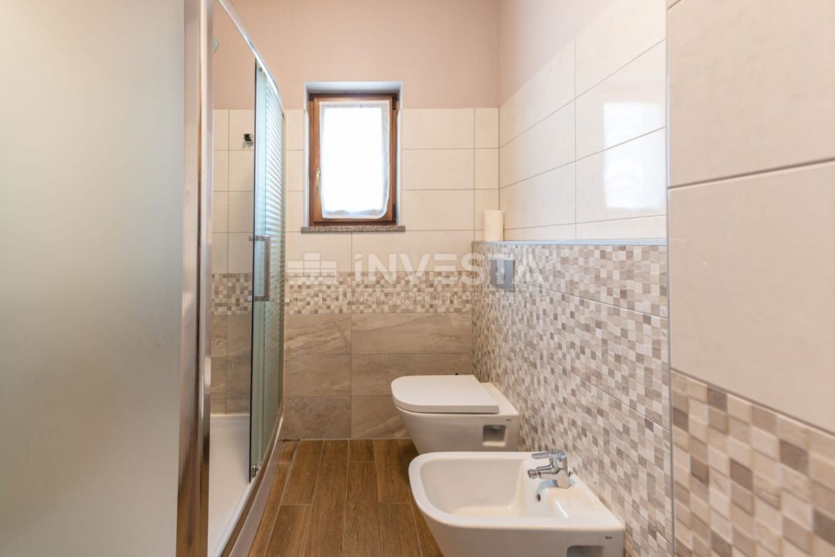 Apartma s 3 spalnicami, parkiriščem in teraso, 200 m od morja.
