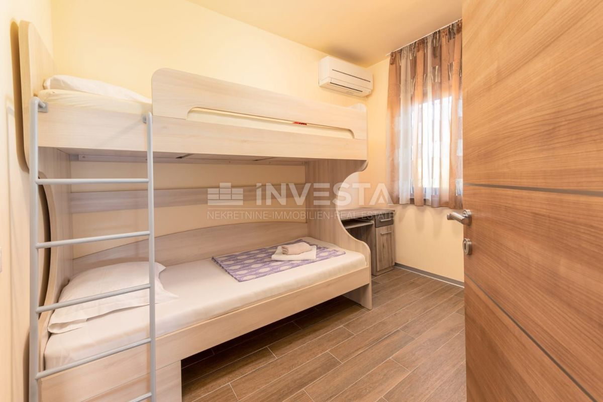 Apartma s 3 spalnicami, parkiriščem in teraso, 200 m od morja.