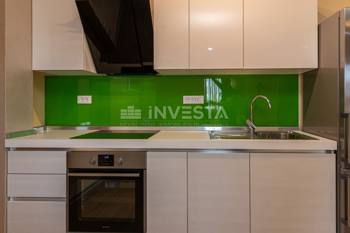 Apartma s 3 spalnicami, parkiriščem in teraso, 200 m od morja.