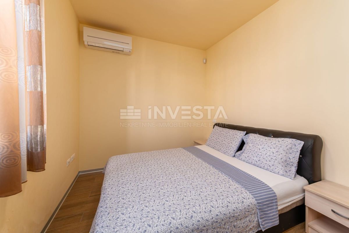 Apartma s 3 spalnicami, parkiriščem in teraso, 200 m od morja.