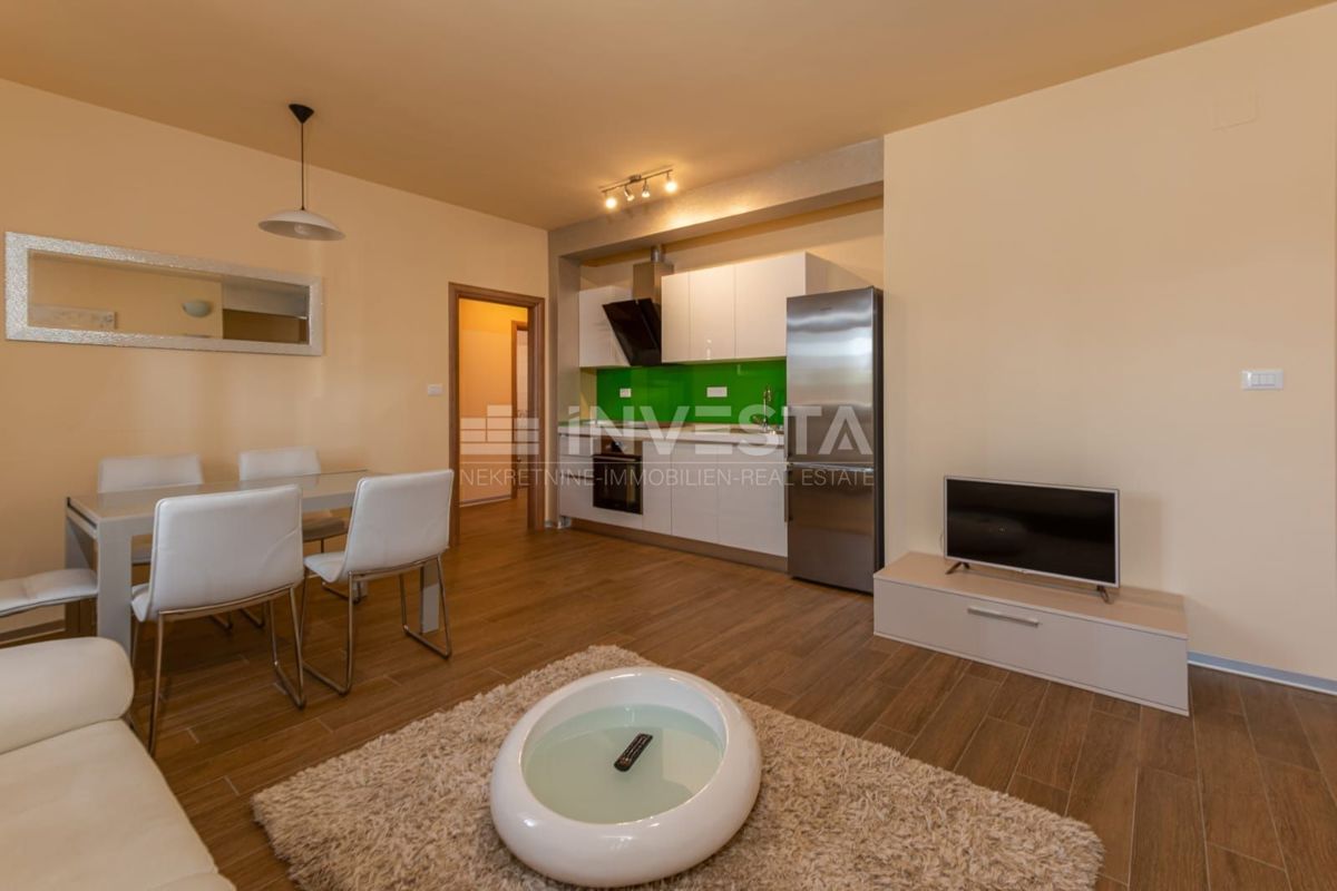 Apartma s 3 spalnicami, parkiriščem in teraso, 200 m od morja.