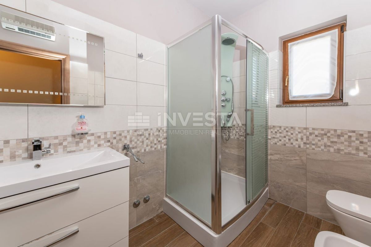 Apartma s 3 spalnicami, parkiriščem in teraso, 200 m od morja.