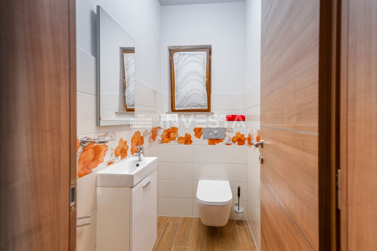 Apartma s 3 spalnicami, parkiriščem in teraso, 200 m od morja.