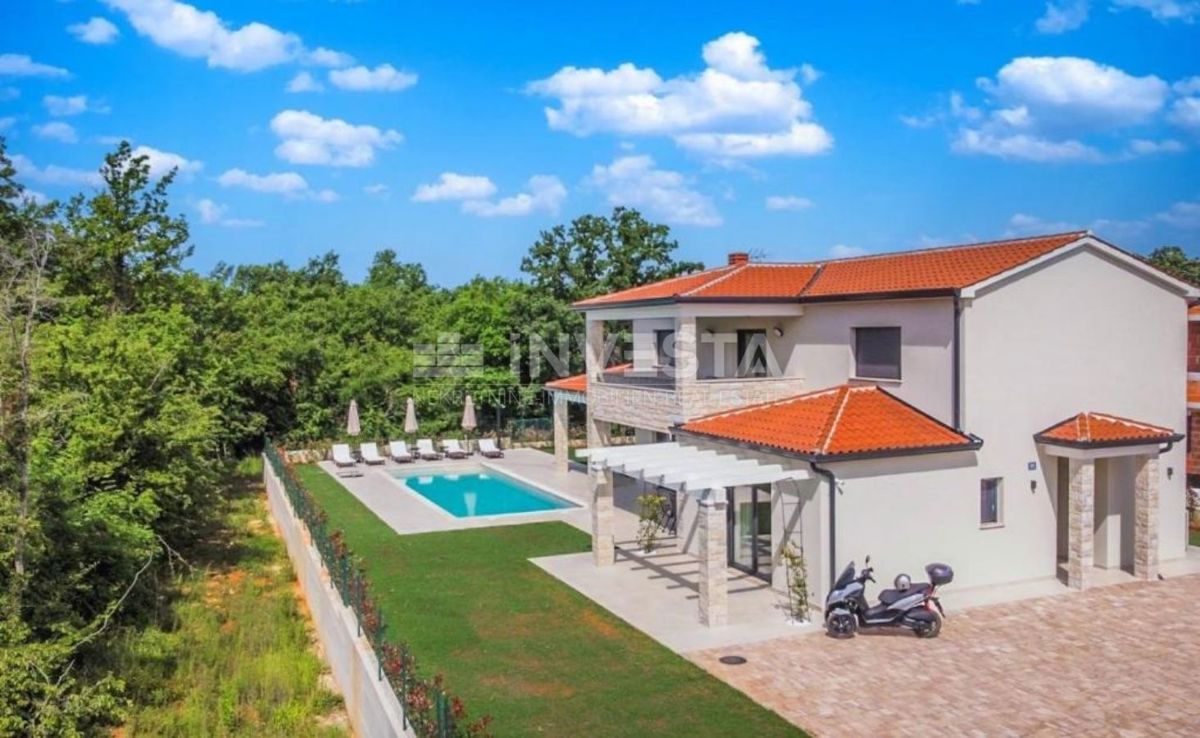  Poreč, moderno opremljena vila na odlični lokaciji