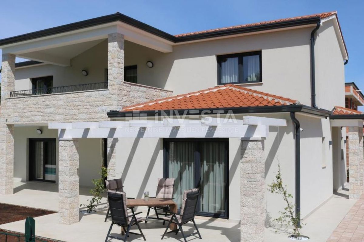  Poreč, moderno opremljena vila na odlični lokaciji