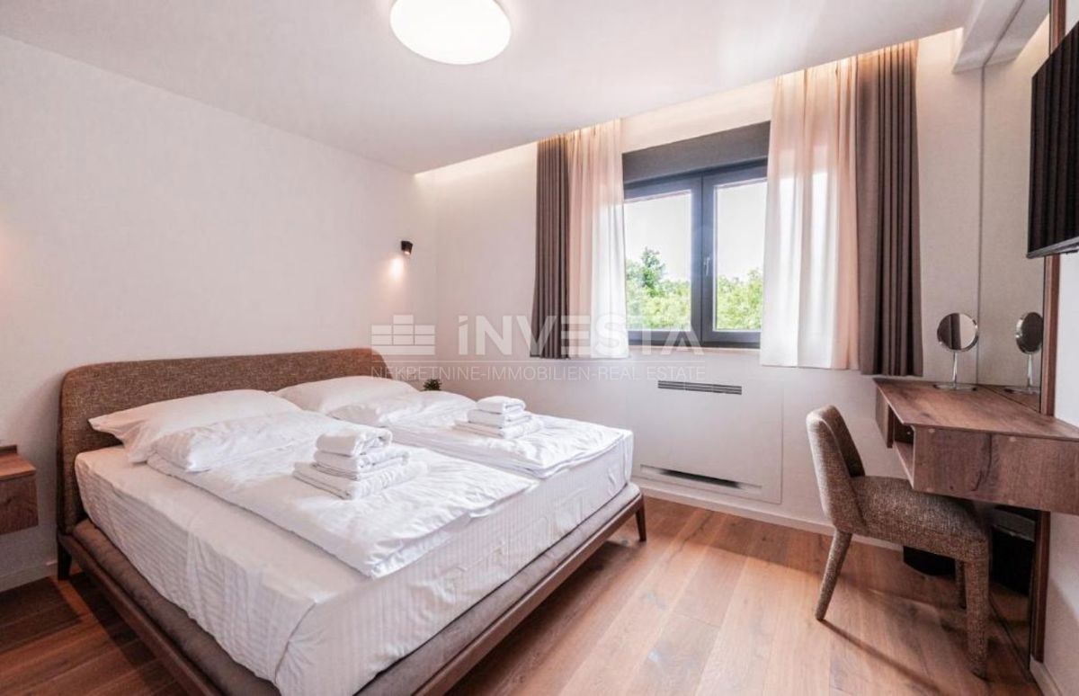  Poreč, moderno opremljena vila na odlični lokaciji