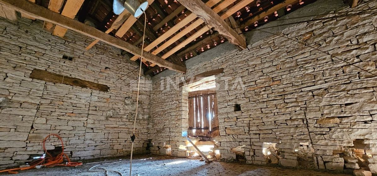 Istarska starina z obsežno dvorišče