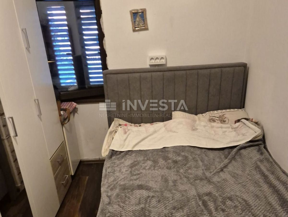Premantura, tri etažirana stanovanja s parkirišči in dvoriščem