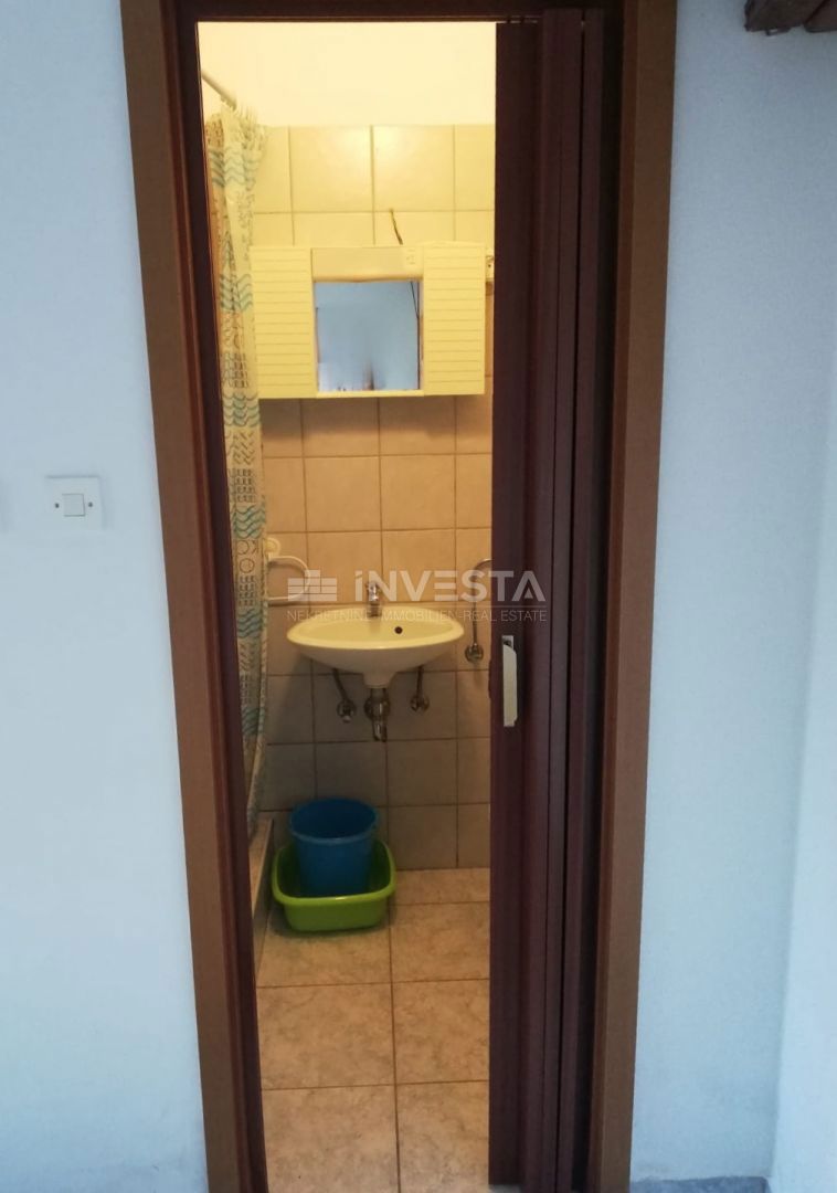 Premantura, tri etažirana stanovanja s parkirišči in dvoriščem