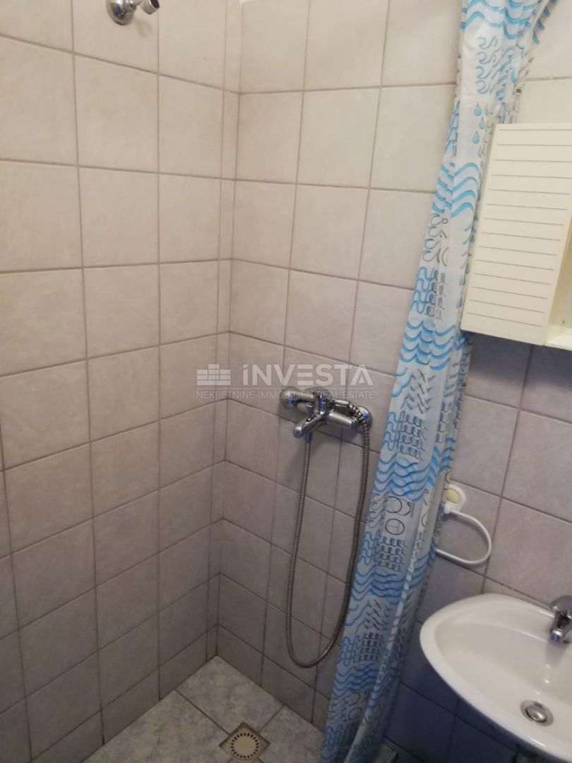 Premantura, tri etažirana stanovanja s parkirišči in dvoriščem