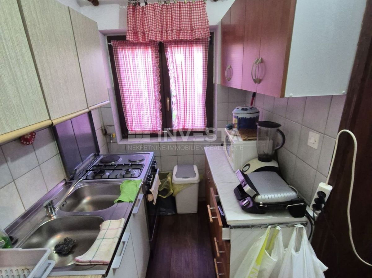 Premantura, tri etažirana stanovanja s parkirišči in dvoriščem