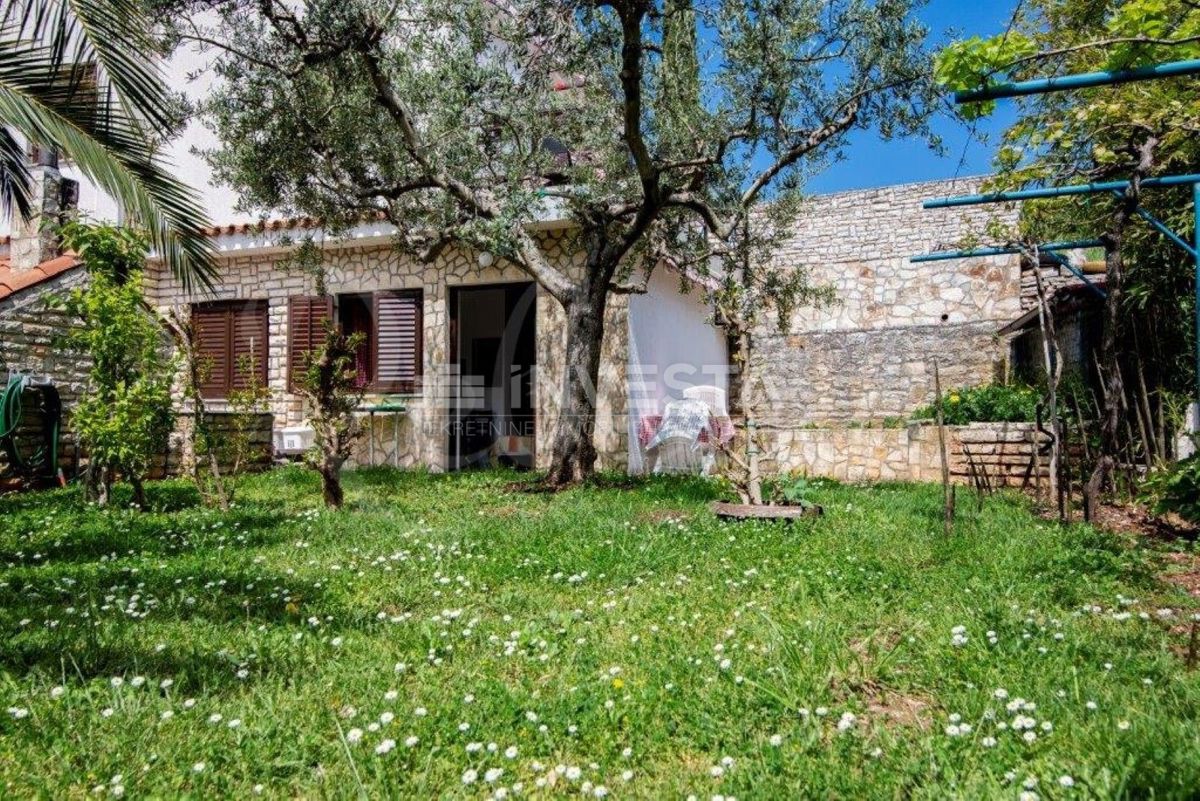 Premantura, tri etažirana stanovanja s parkirišči in dvoriščem