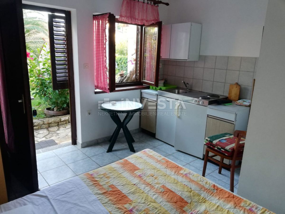 Premantura, tri etažirana stanovanja s parkirišči in dvoriščem