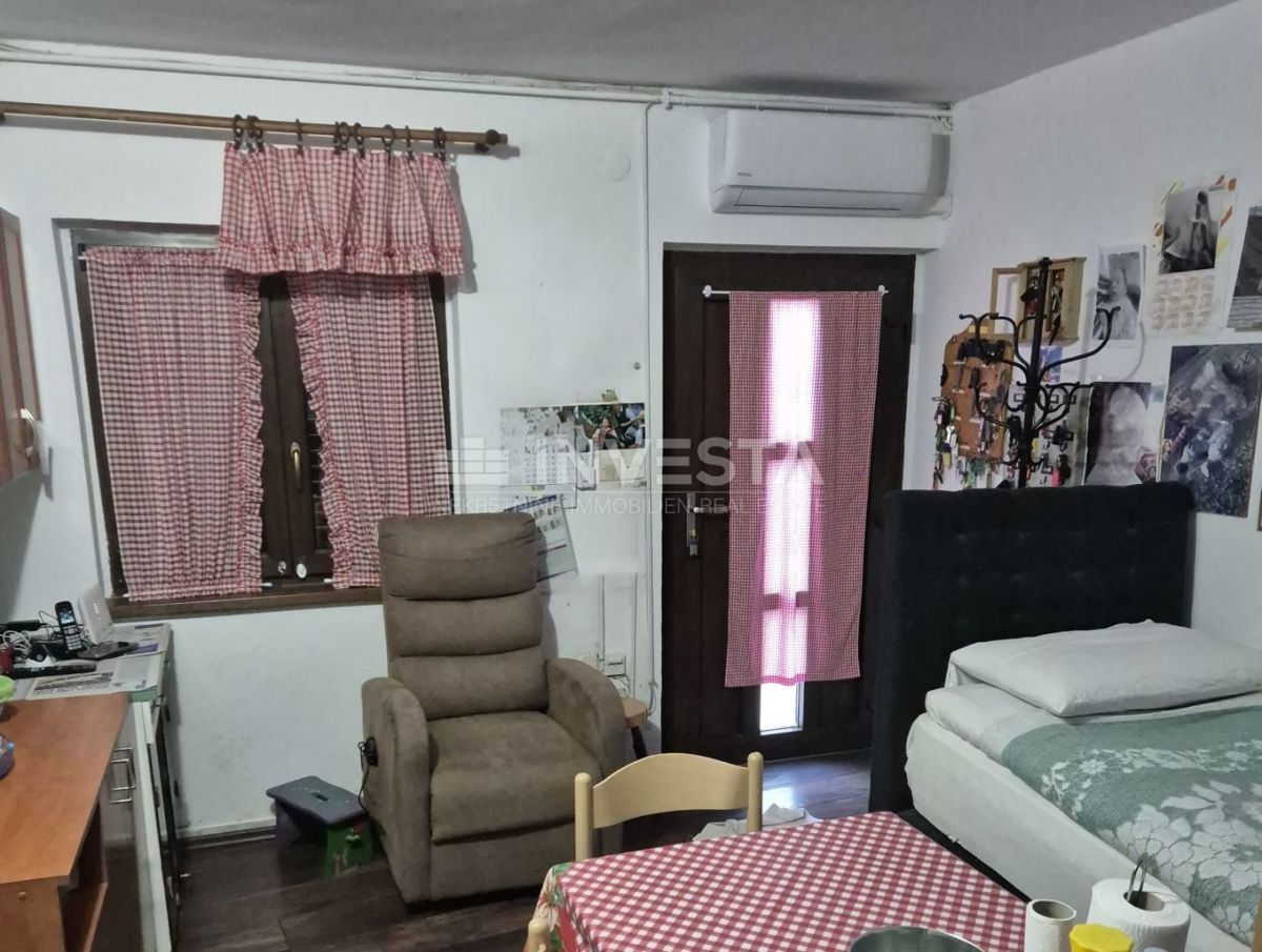 Premantura, tri etažirana stanovanja s parkirišči in dvoriščem