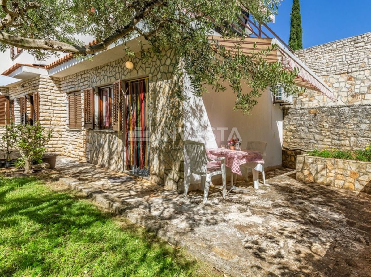 Premantura, tri etažirana stanovanja s parkirišči in dvoriščem