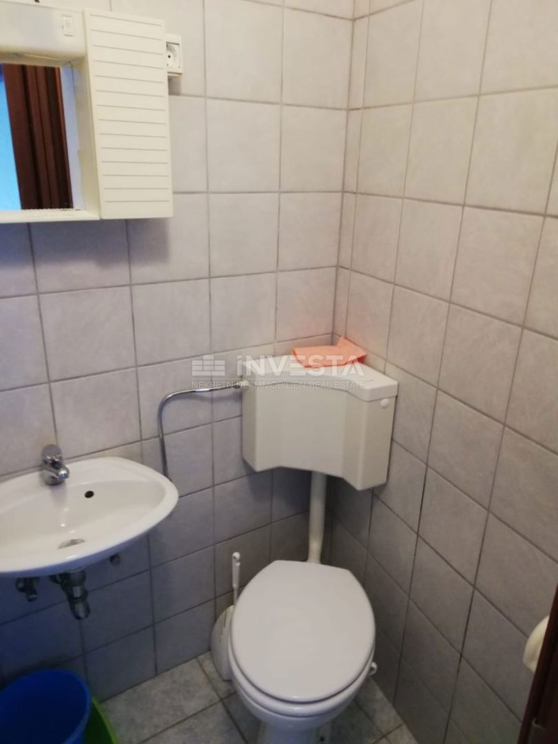 Premantura, tri etažirana stanovanja s parkirišči in dvoriščem