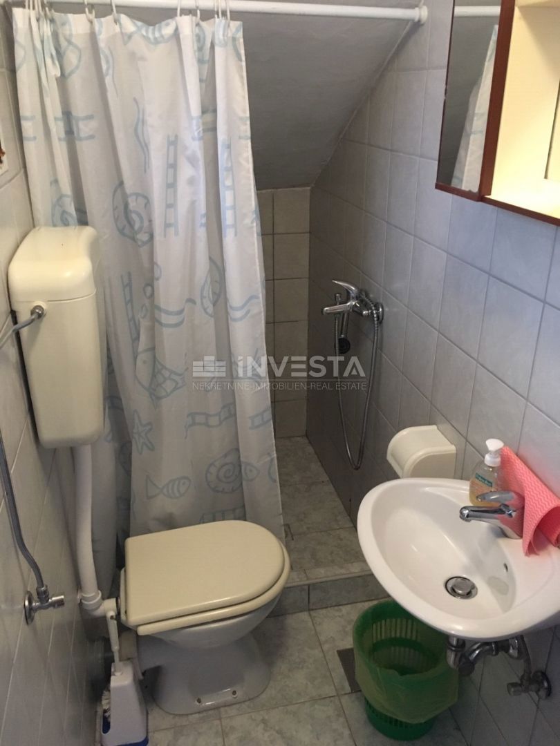 Premantura, tri etažirana stanovanja s parkirišči in dvoriščem