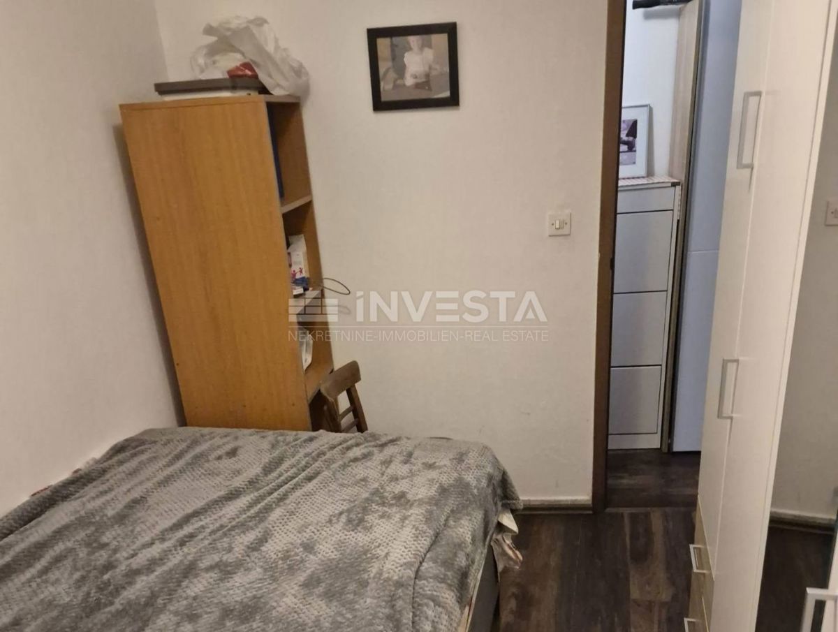 Premantura, tri etažirana stanovanja s parkirišči in dvoriščem