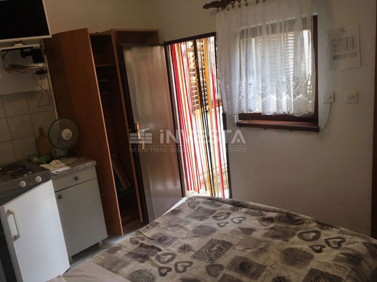 Premantura, tri etažirana stanovanja s parkirišči in dvoriščem