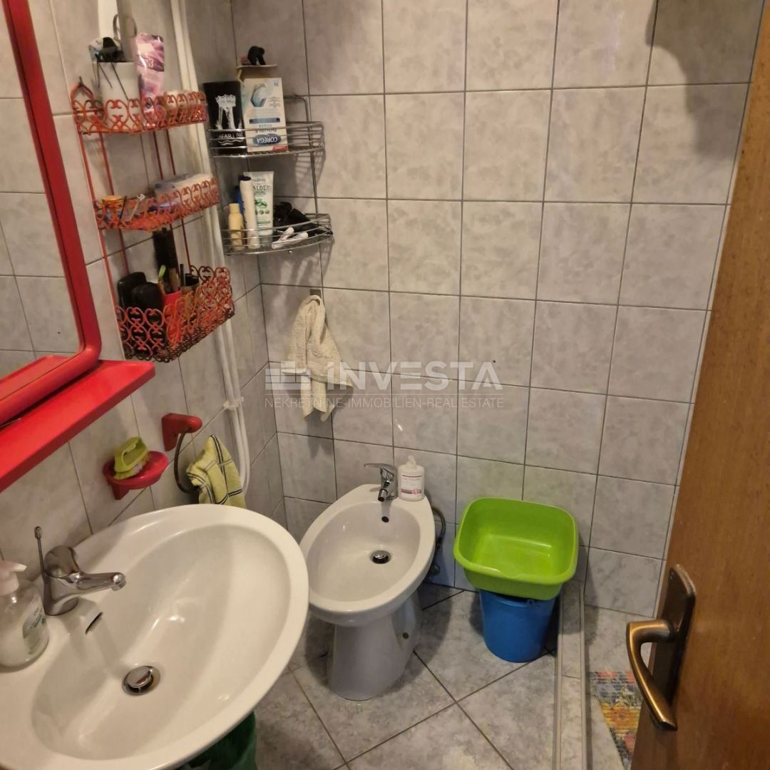 Premantura, tri etažirana stanovanja s parkirišči in dvoriščem