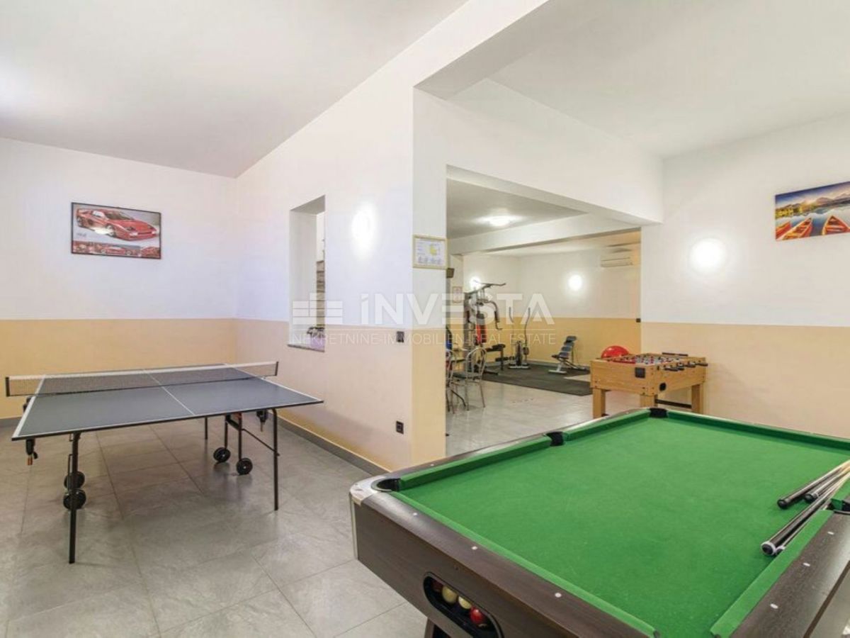 Moderna vila z bazenom v mirnem delu Istre, 5 km od morja