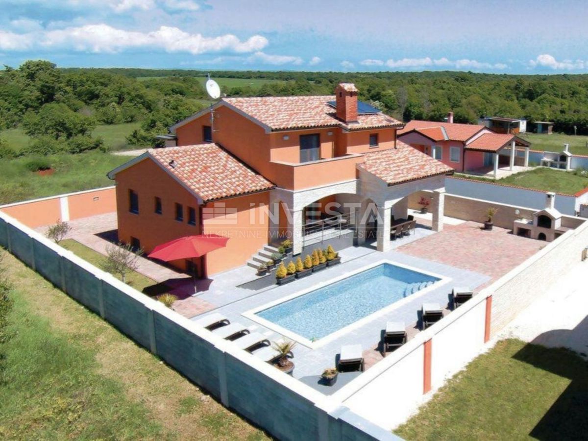 Moderna vila z bazenom v mirnem delu Istre, 5 km od morja