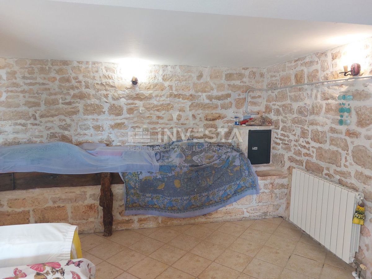 Dve kamniti hiši s bazenom