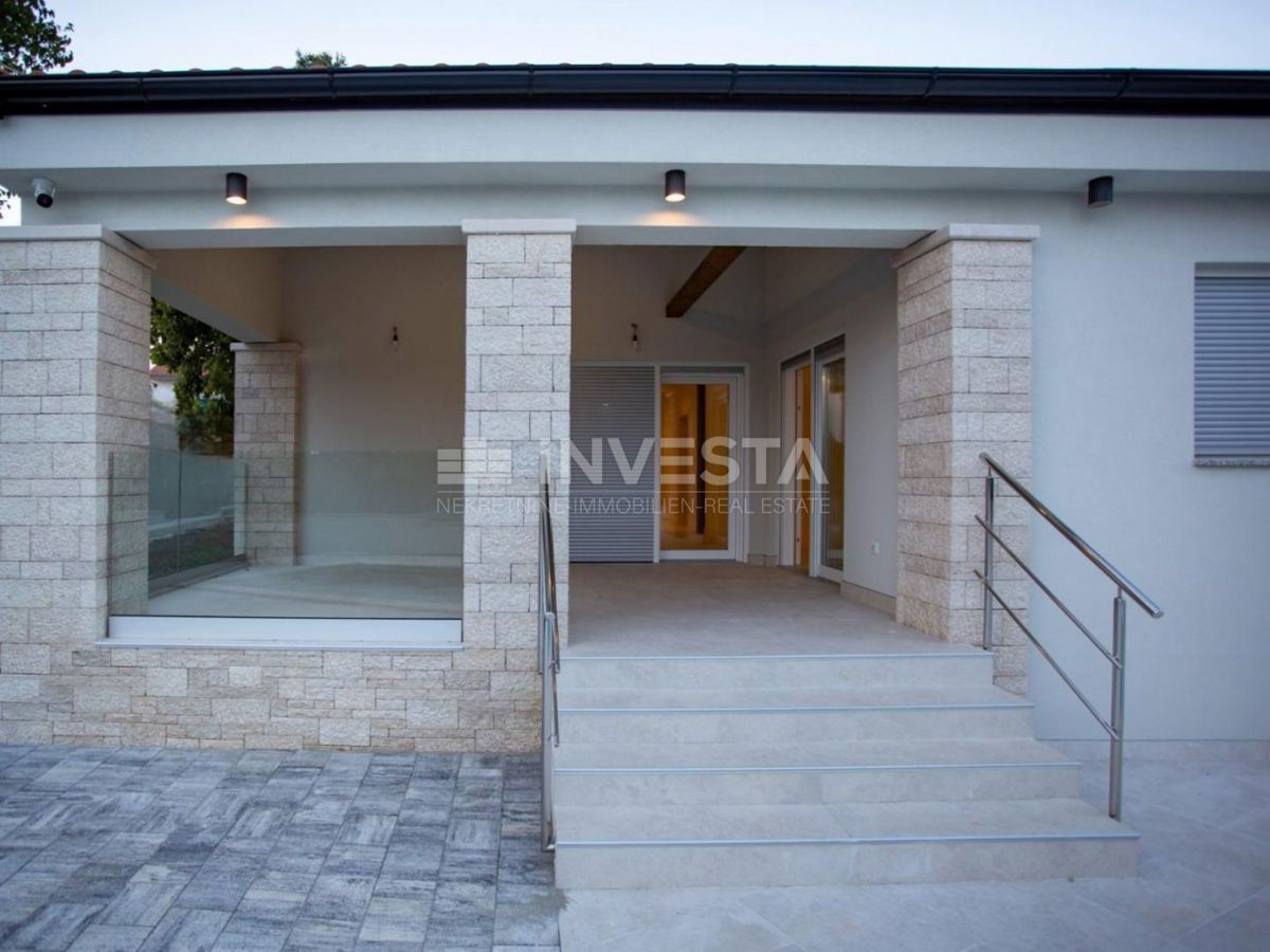 Območje Rovinja, nizkoenergijska pritlična hiša z bazenom