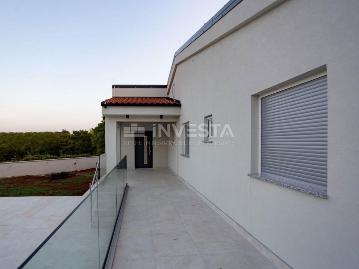 Območje Rovinja, nizkoenergijska pritlična hiša z bazenom