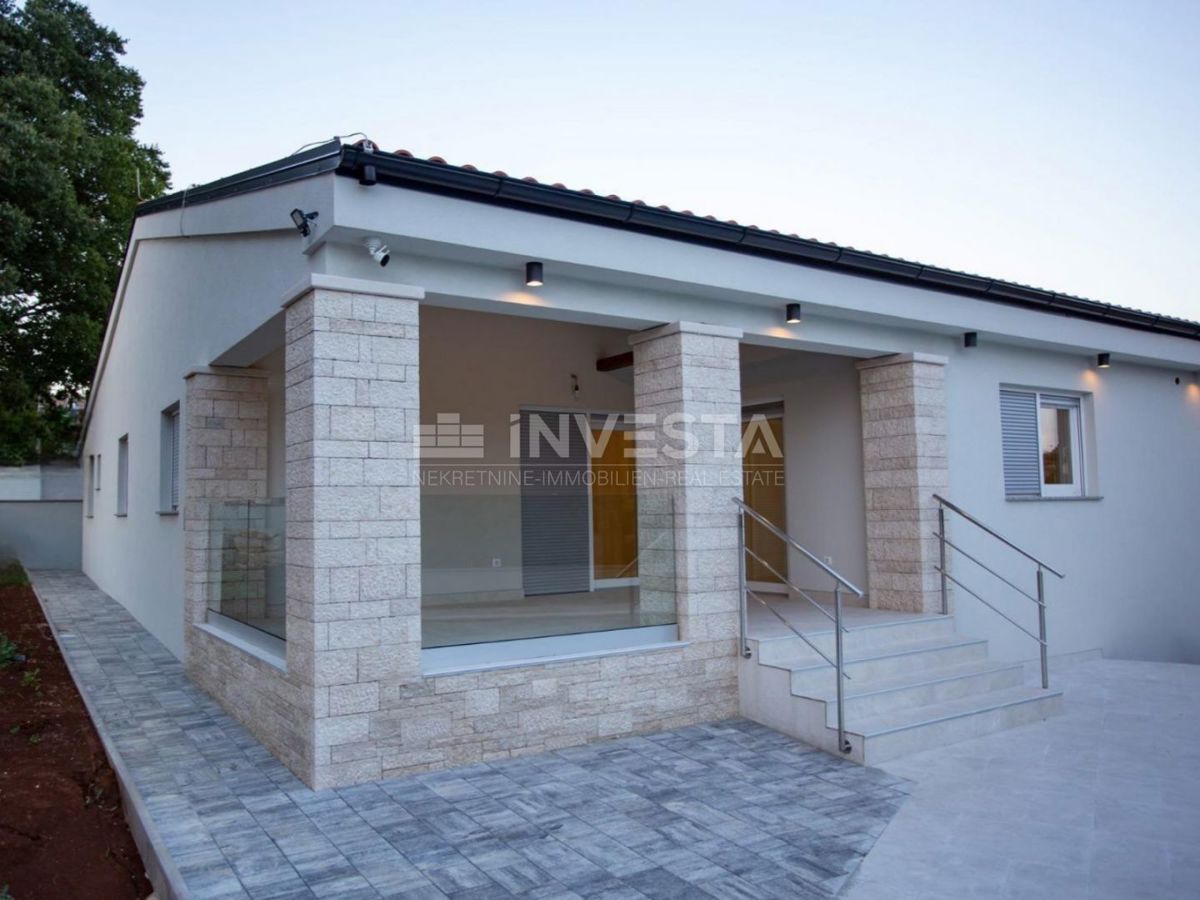 Območje Rovinja, nizkoenergijska pritlična hiša z bazenom