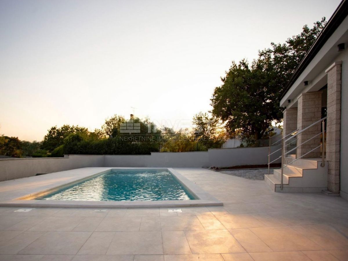 Območje Rovinja, nizkoenergijska pritlična hiša z bazenom